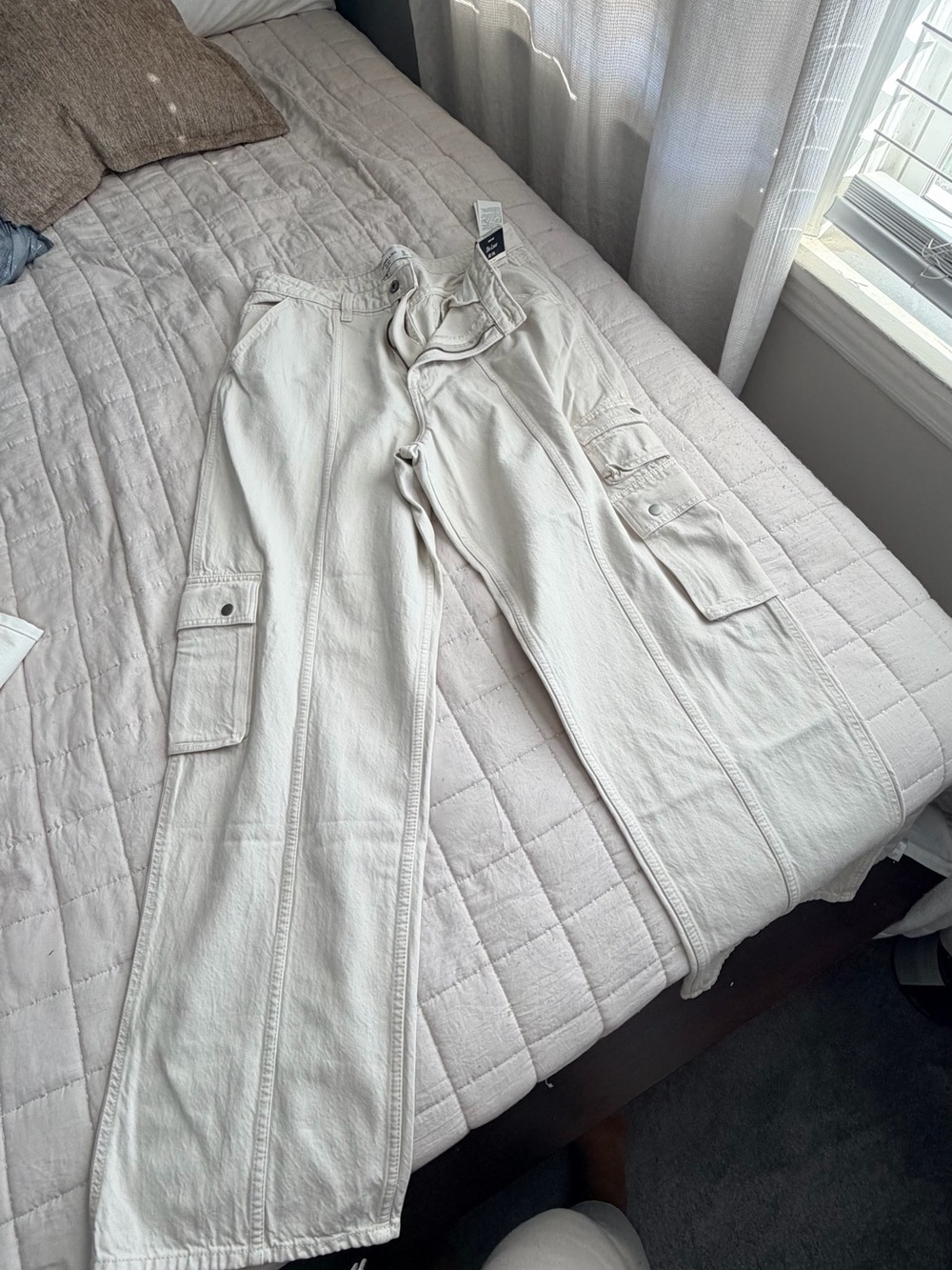 Abercrombie & Fitch Off-White High-Rise Cargo Jeans